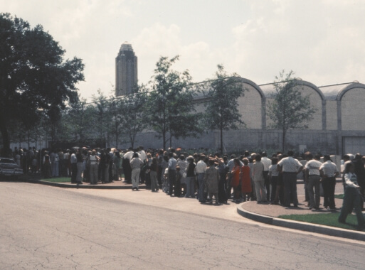 a photo of a line of people outside the Kimbell