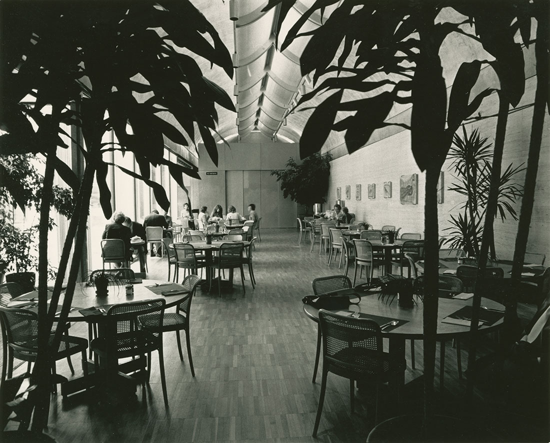 Dining area in Kahn Building, 1982, Photo by Robert Wharton